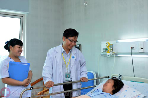 Bác sĩ Nguyễn Minh Anh đang khám bệnh cho bệnh nhân